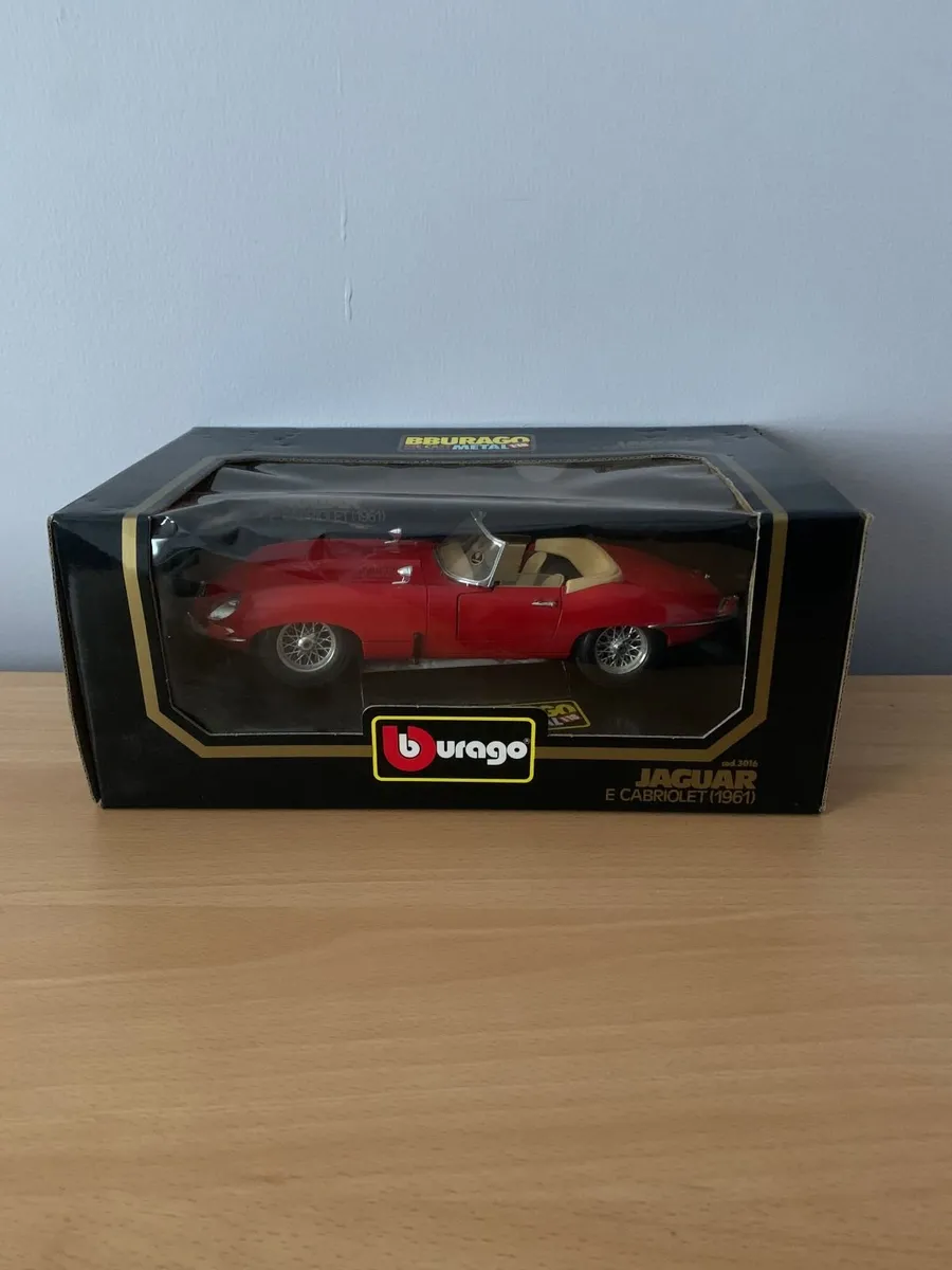 Burago 1:18 - Modelbouwdoos - Jaguar 'E' Cabriolet 'Tour de France