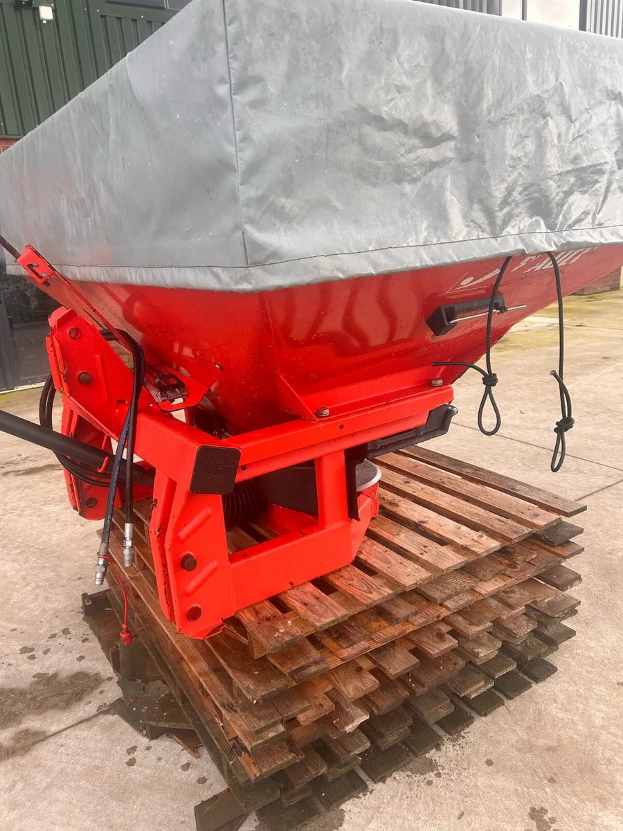 Fertiliser spreader - Image 1