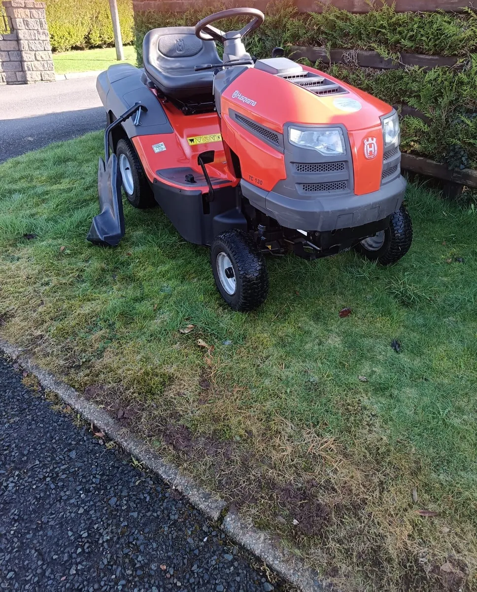 Husquvarna petrol ride on lawnmower - Image 3