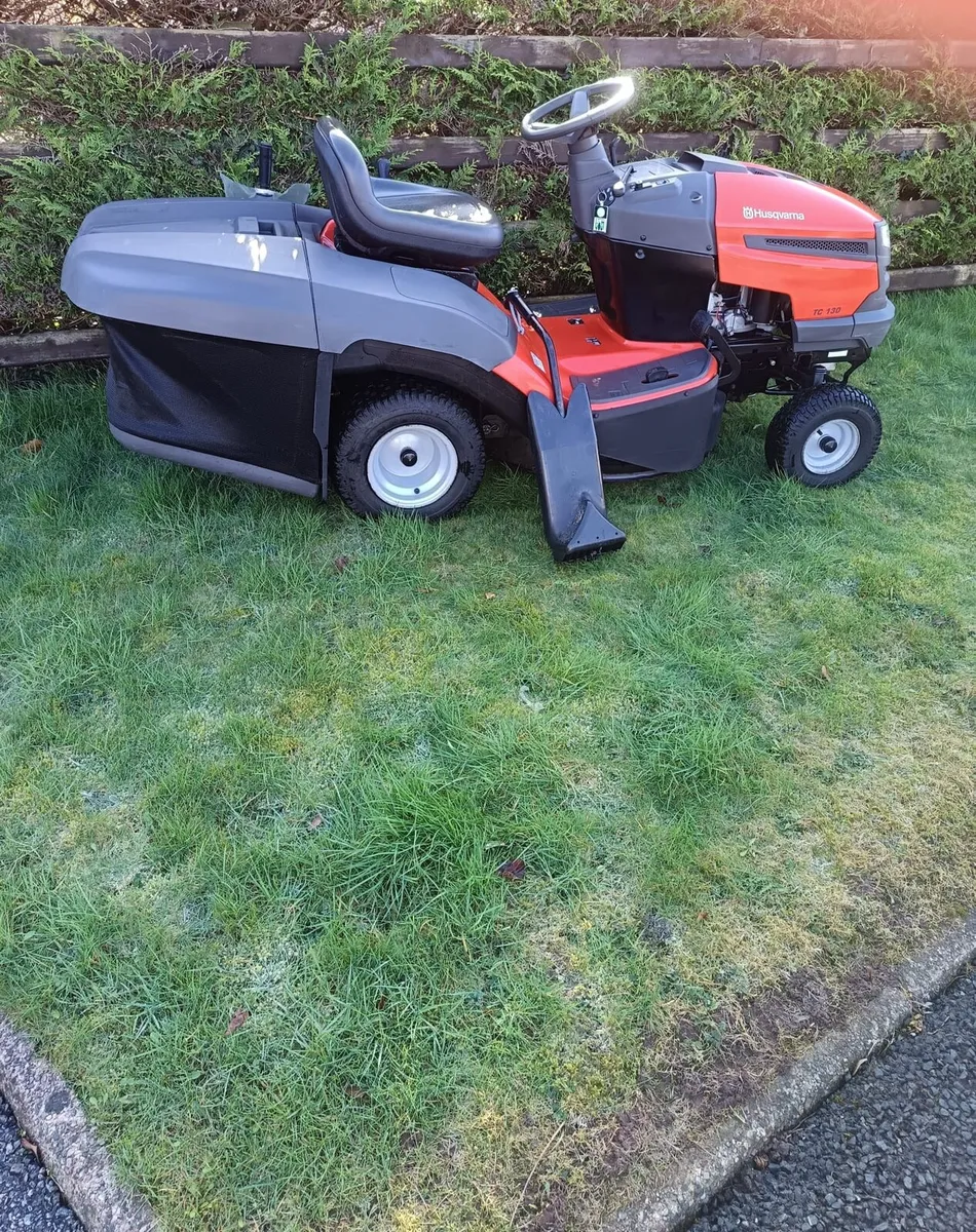 Husquvarna petrol ride on lawnmower - Image 4