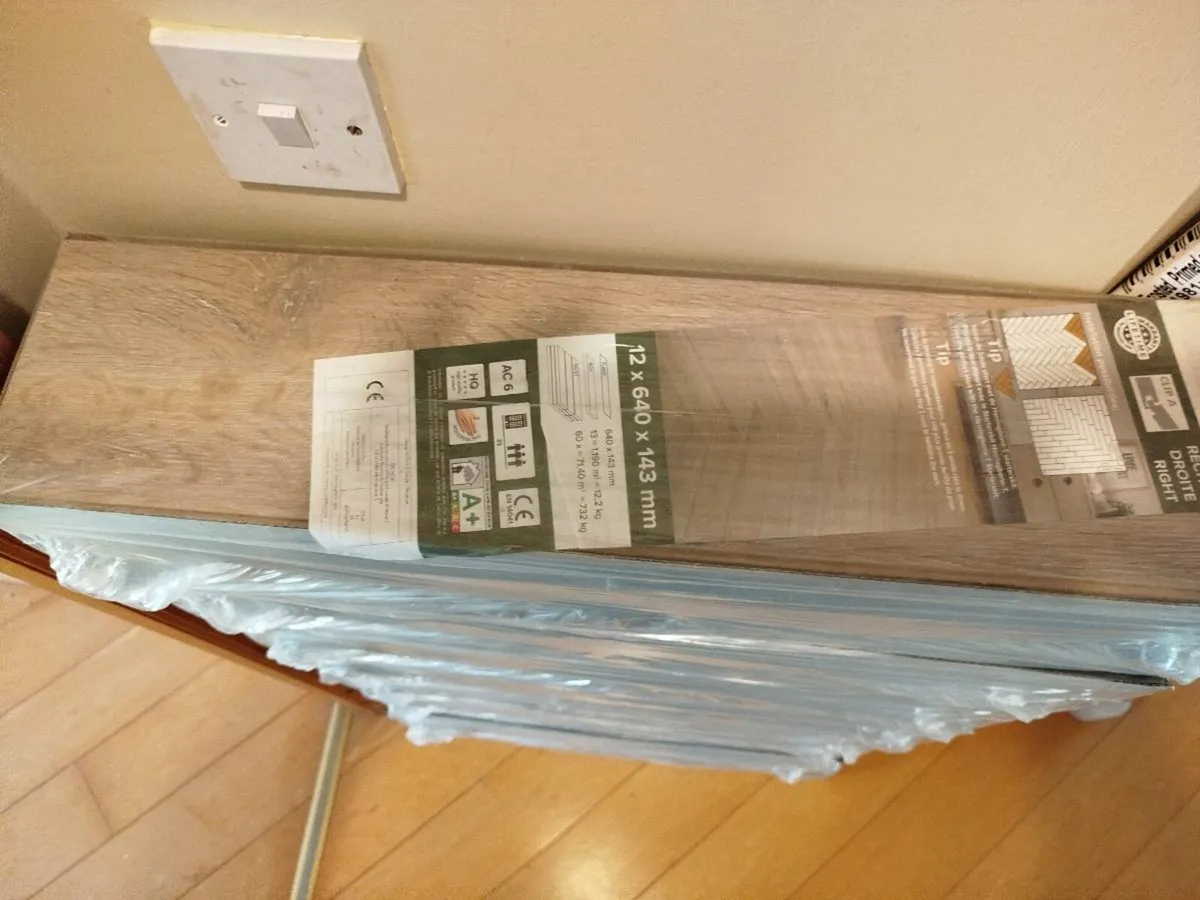 Laminate Herringbone flooring AC6 13mm - Image 2