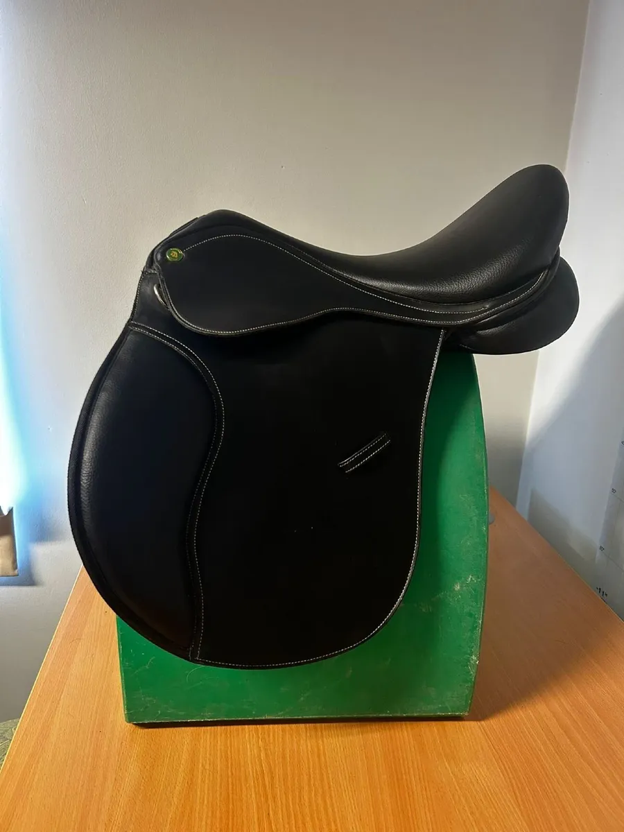 17” Saoirse GP Saddle in black - Image 1