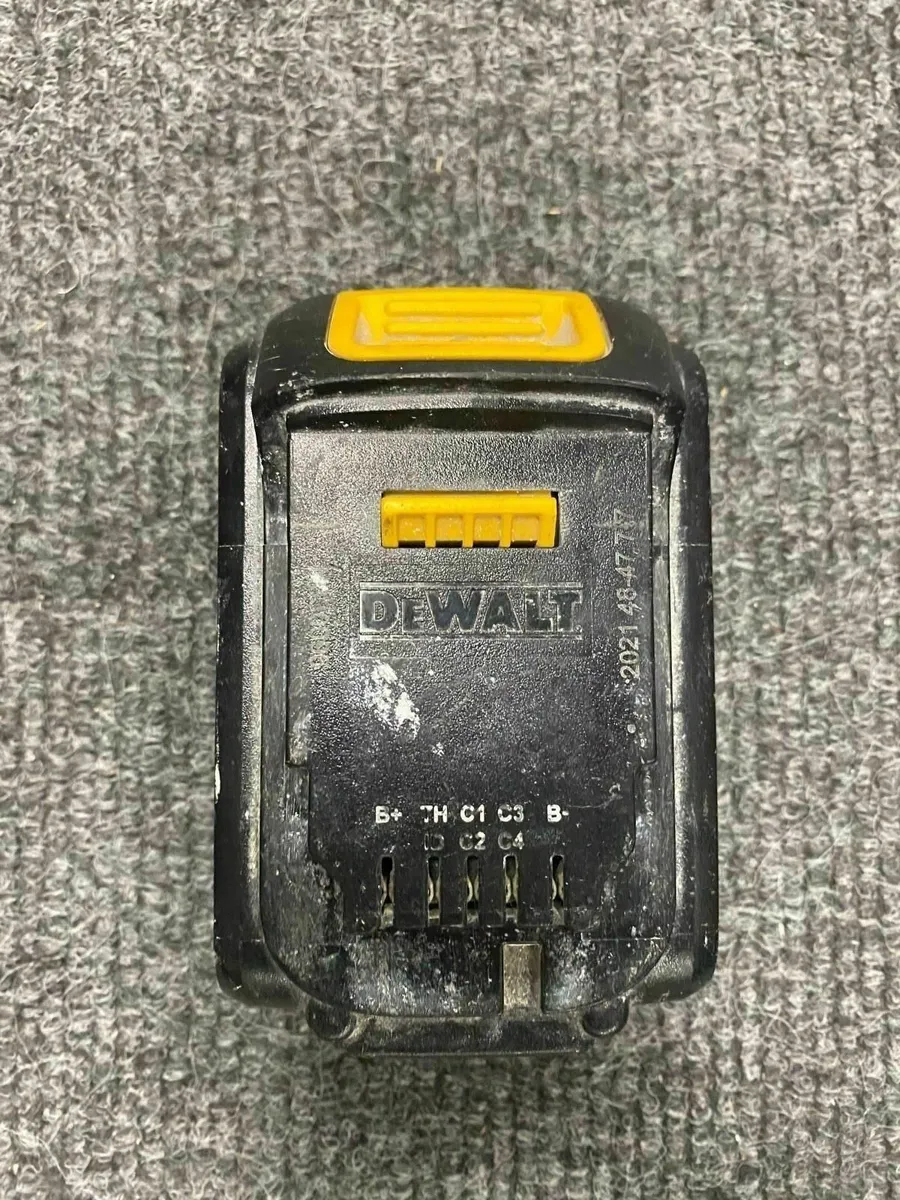Dewalt Battery 18V 4AH - Image 3
