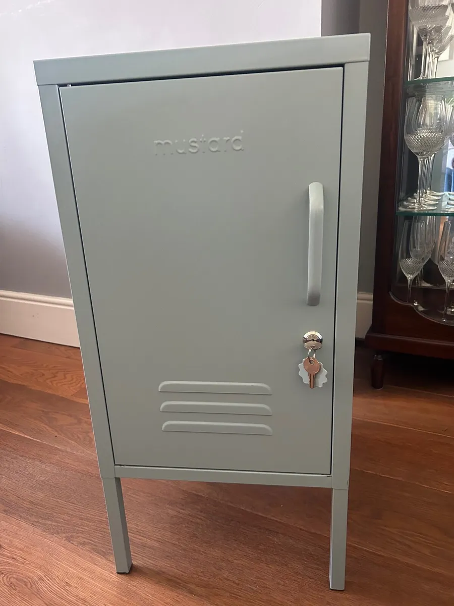 Mustard shorty locker - Image 1