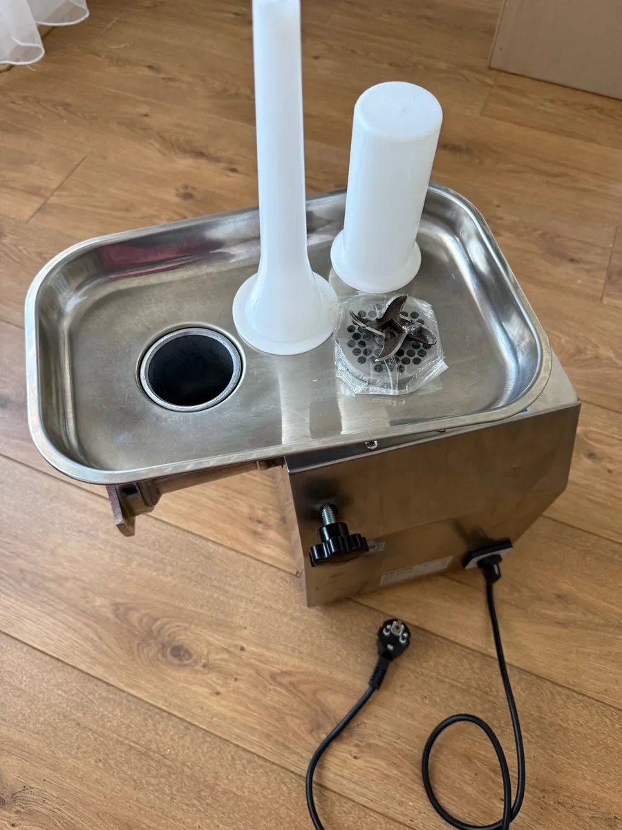 Commercial meat grinder - Image 1