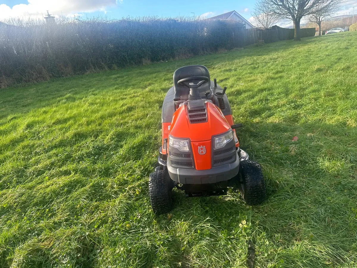 Ride on lawnmower - Image 1