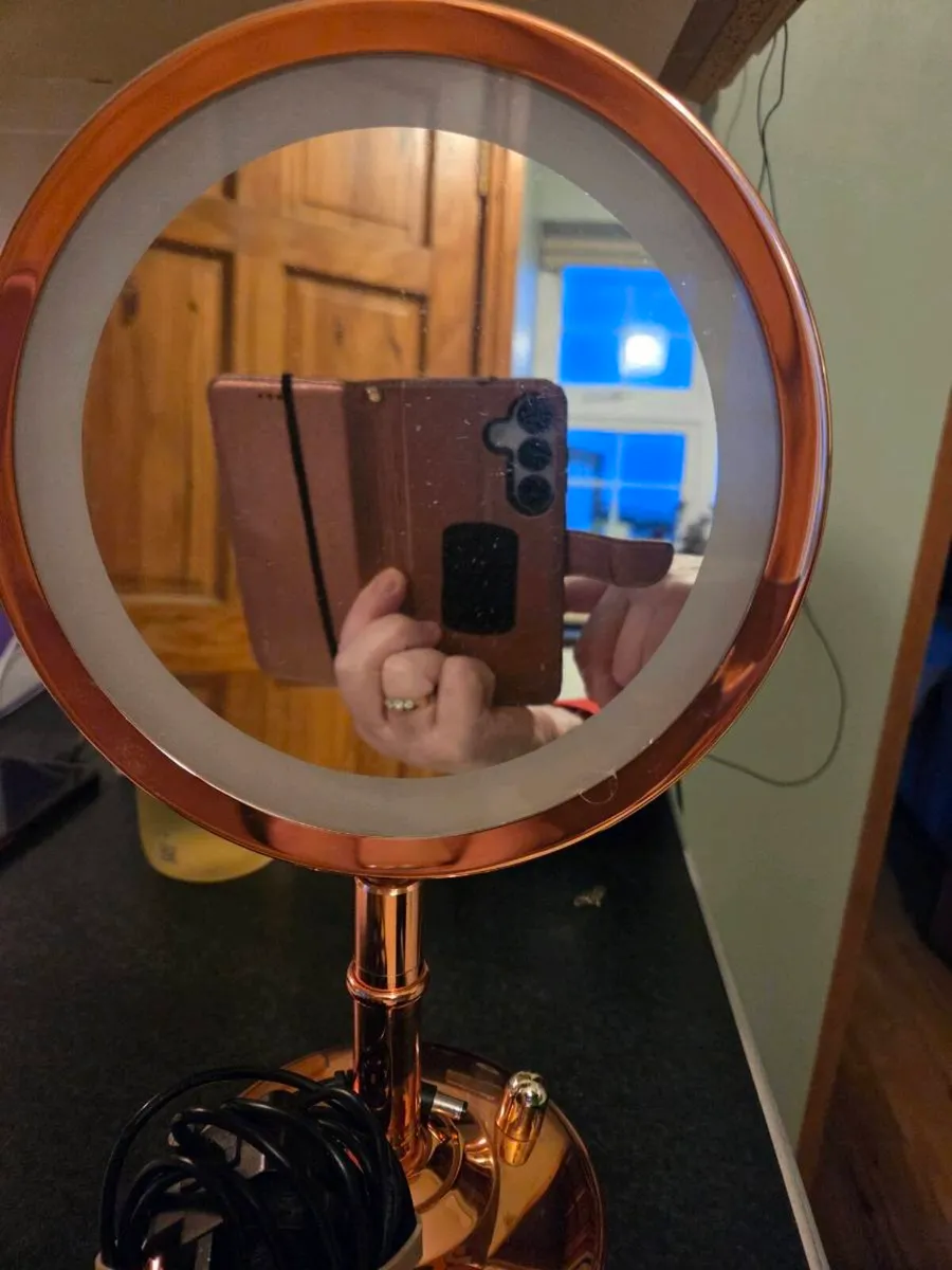 Magnifying Mirror with light - Image 1