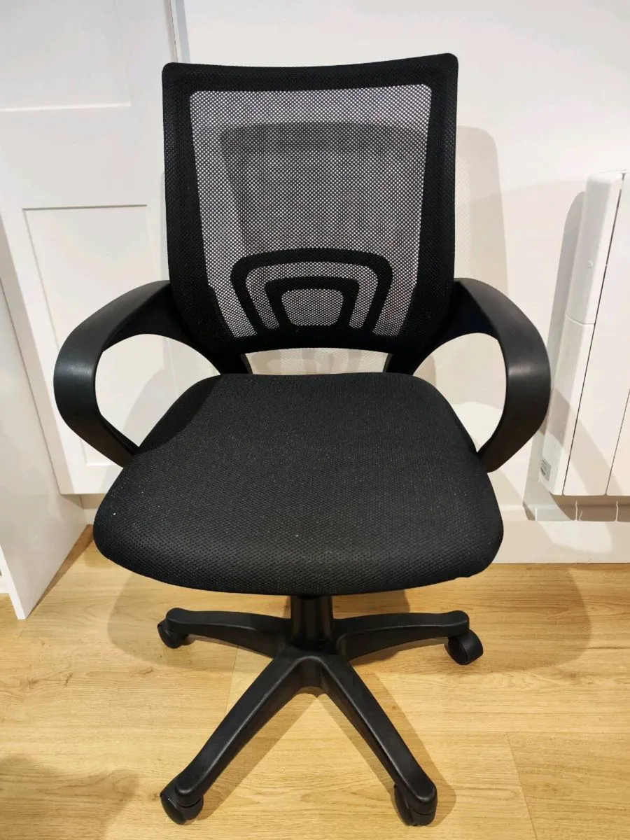 Mesh office chair with fixed arm - Image 1