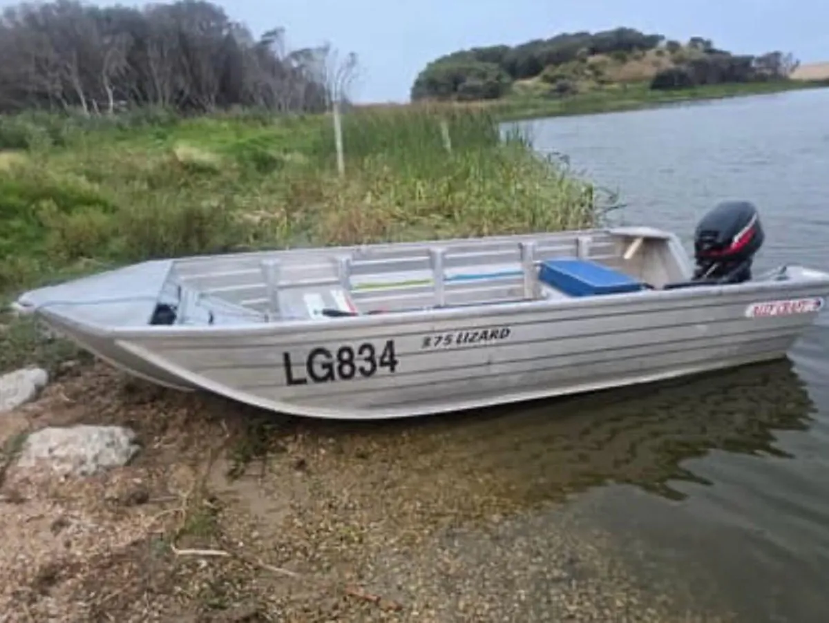 Aluminium 12ft boat with engine & Trailer - Image 2
