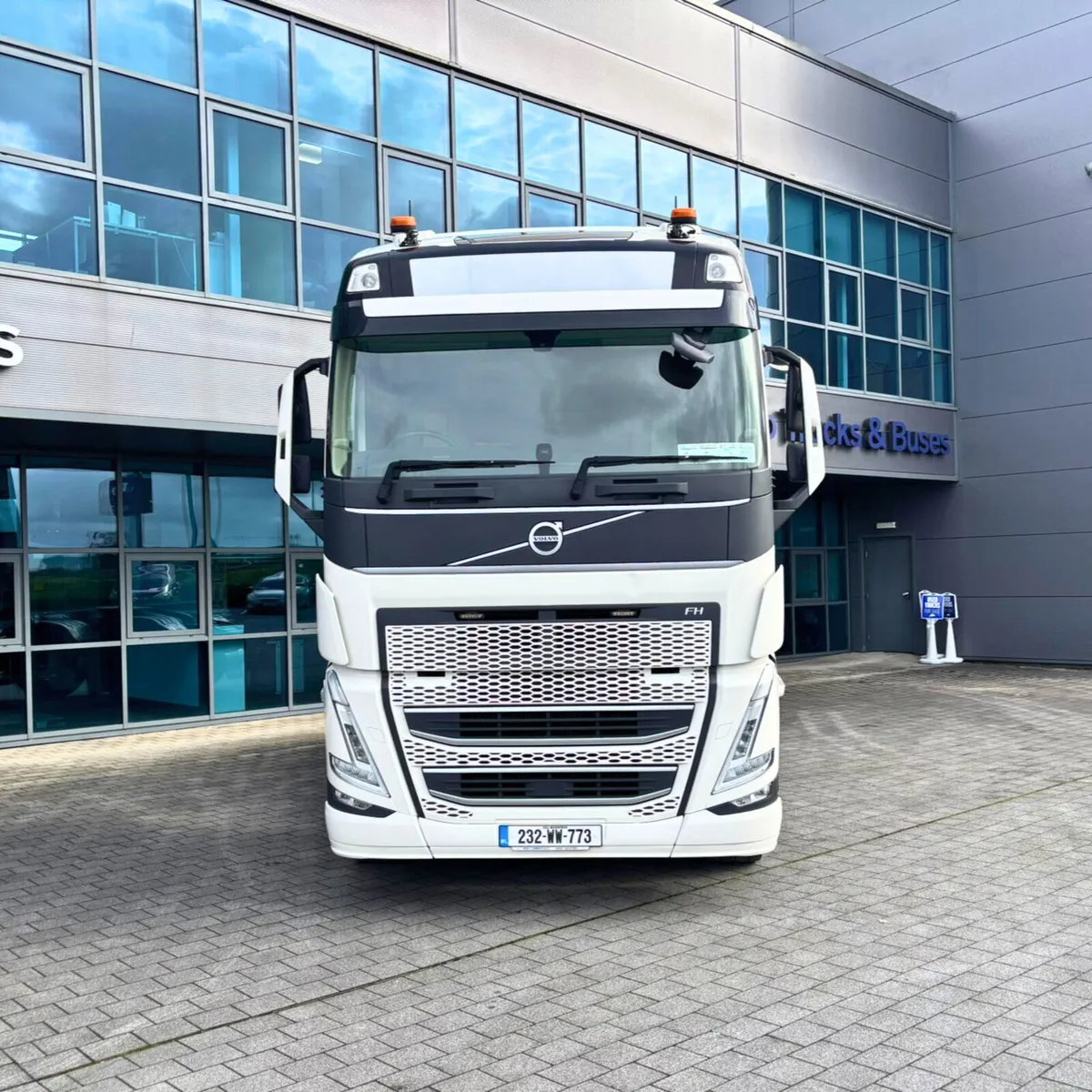 2023 FH 500 6x2 - Image 2