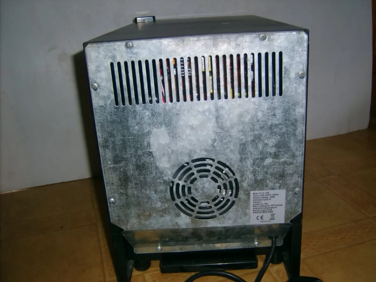 mini drinks fridge - Image 3