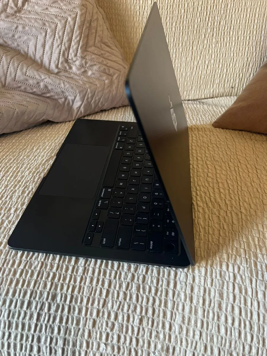 Apple MacBook Air M2 (2022) - Image 2