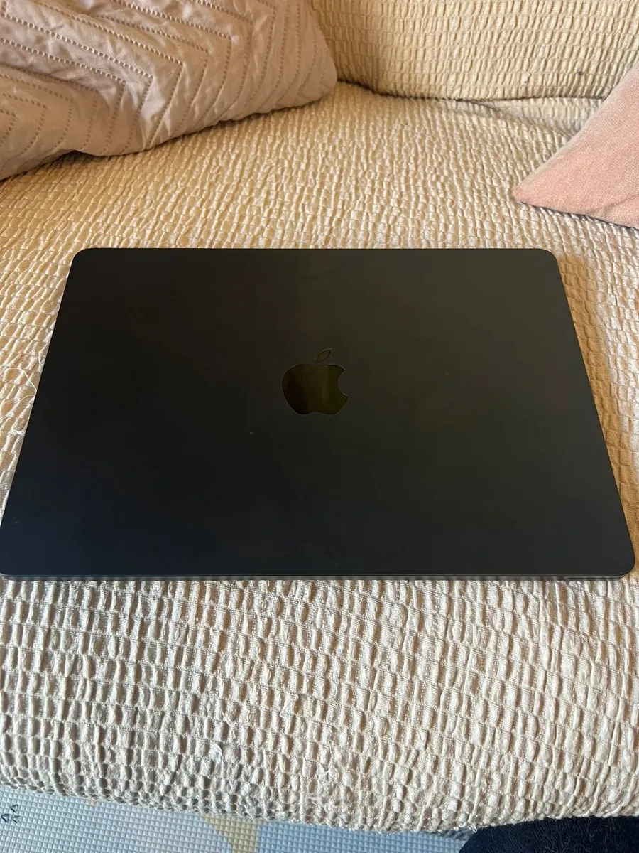 Apple MacBook Air M2 (2022) - Image 4