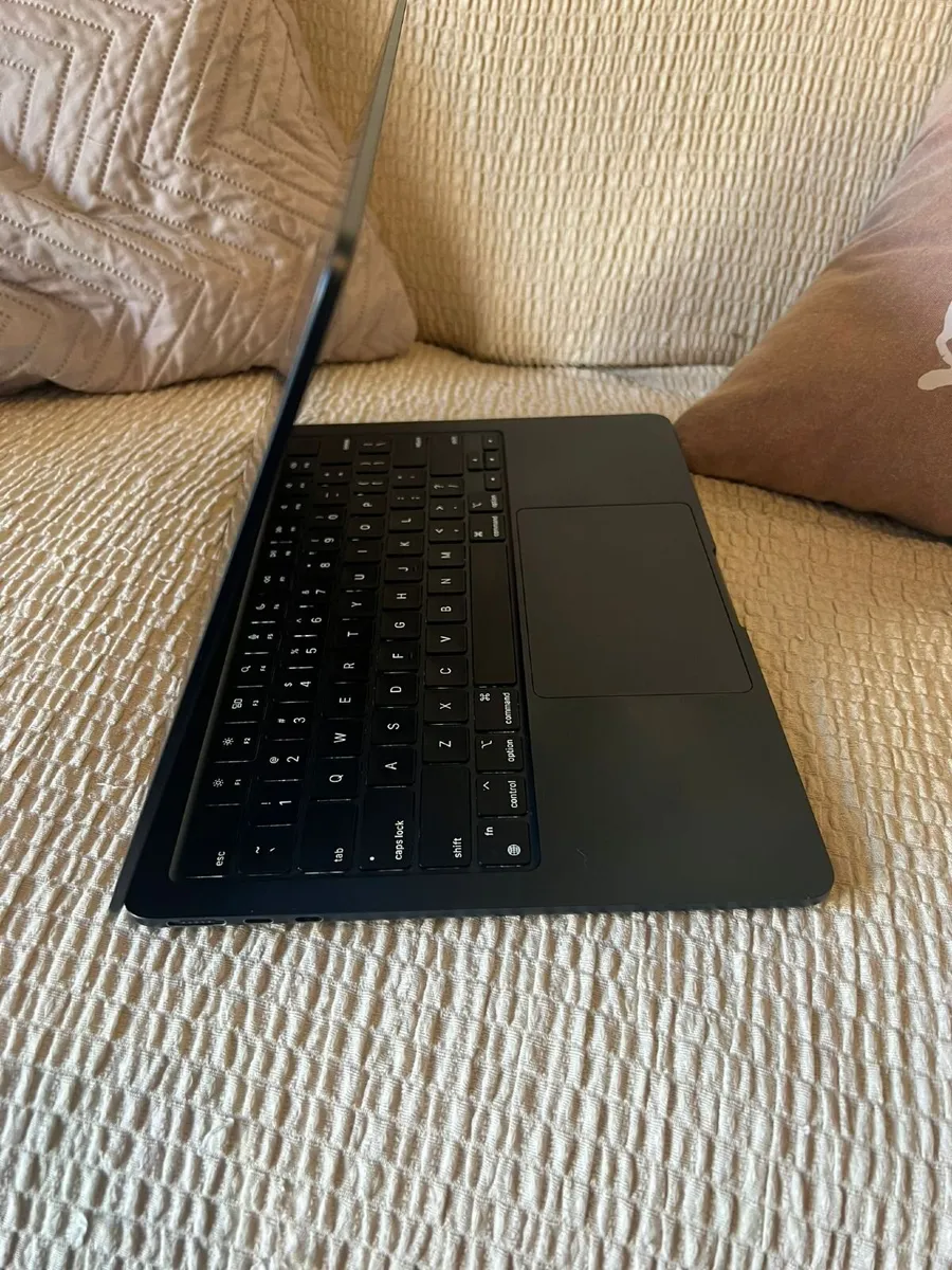 Apple MacBook Air M2 (2022) - Image 3