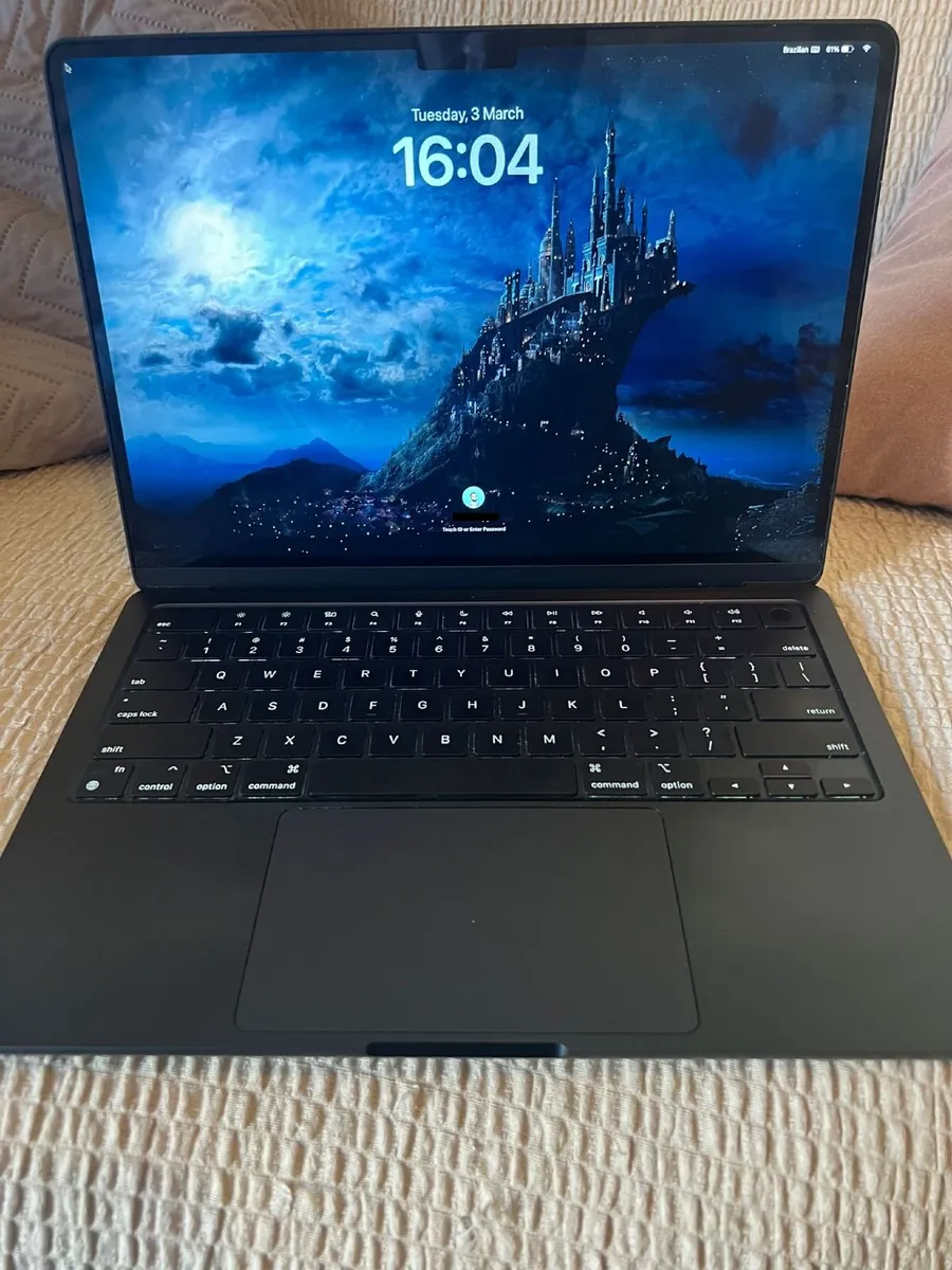 Apple MacBook Air M2 (2022) - Image 1
