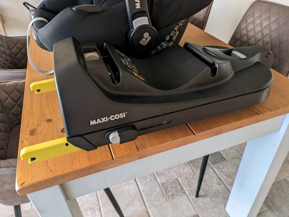 Newborn Maxi Cosi Car Seat and Iso Fix Base - Image 2