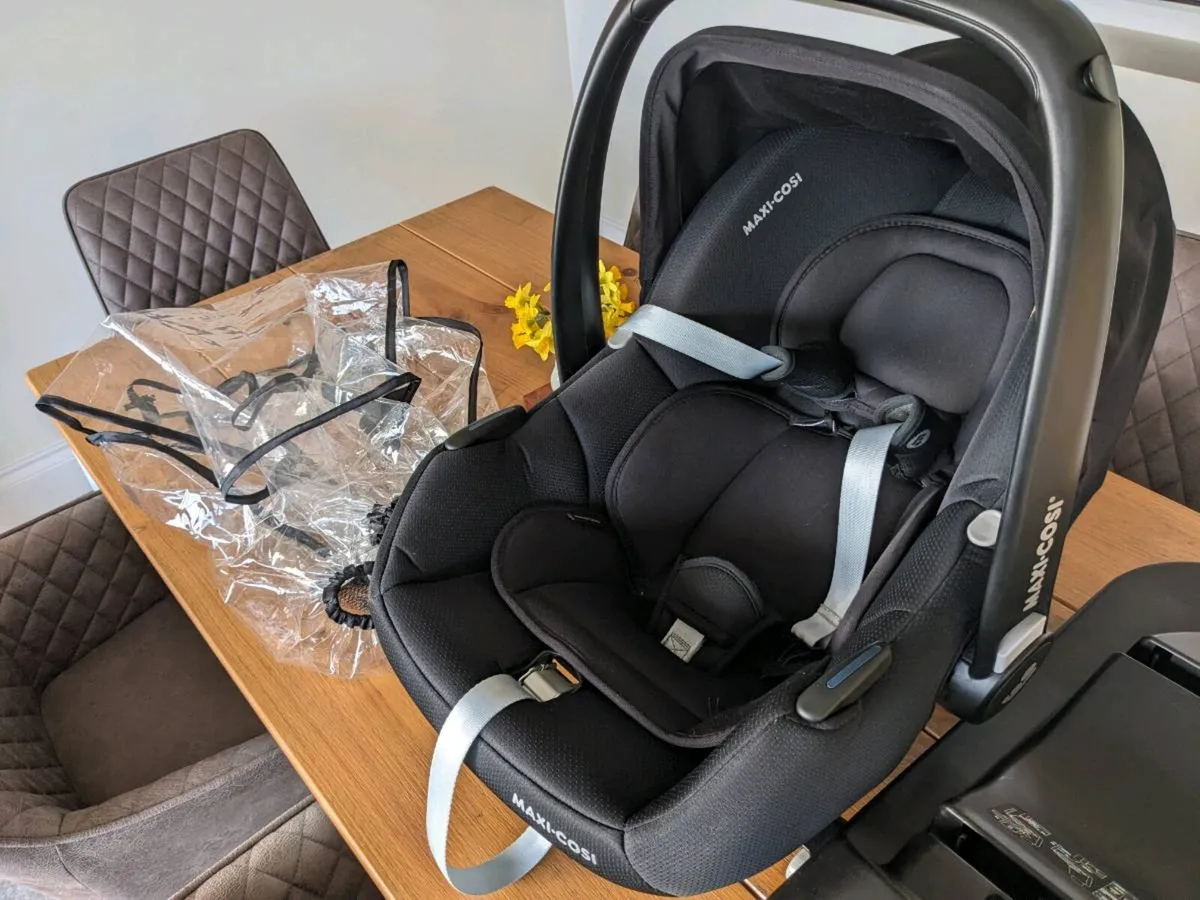 Newborn Maxi Cosi Car Seat and Iso Fix Base - Image 3