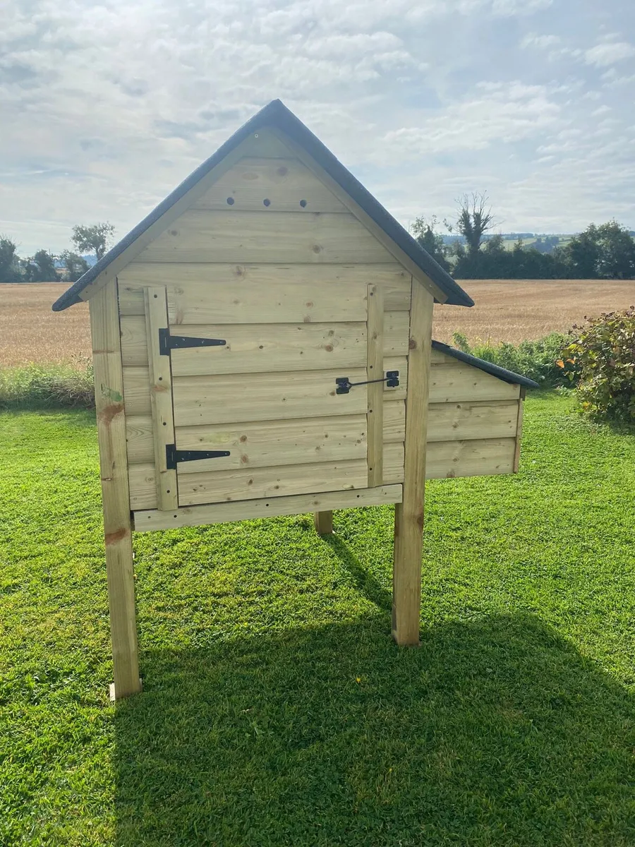 Large Hand-Built Wooden Chicken Coop- Fits 8 Hen - Image 4