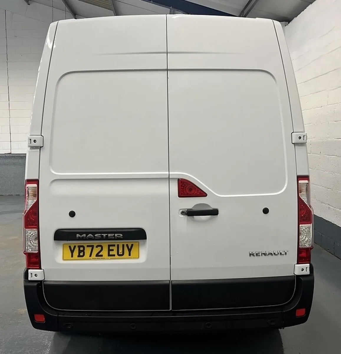 2023 Renault Master Medium Roof Panel Van - Image 2