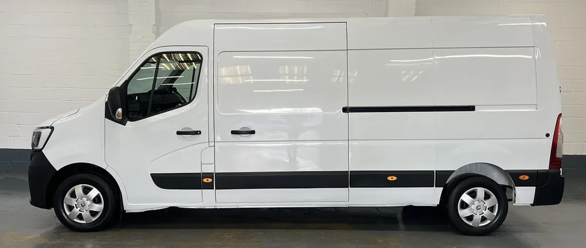 2023 Renault Master Medium Roof Panel Van - Image 1
