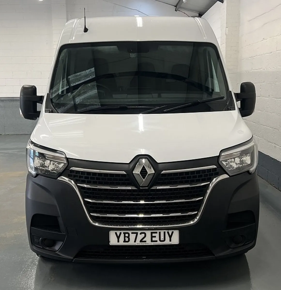 2023 Renault Master Medium Roof Panel Van - Image 3