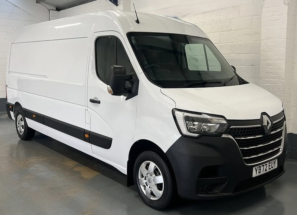 2023 Renault Master Medium Roof Panel Van - Image 4