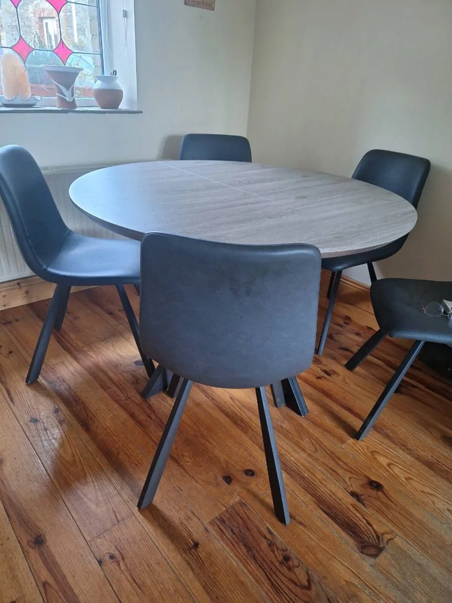 Dining Table and 6 chairs - Image 1