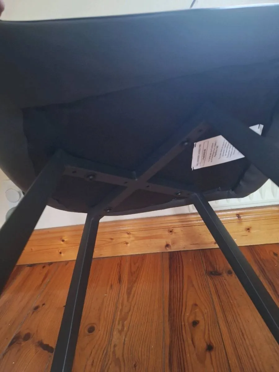 Dining Table and 6 chairs - Image 2