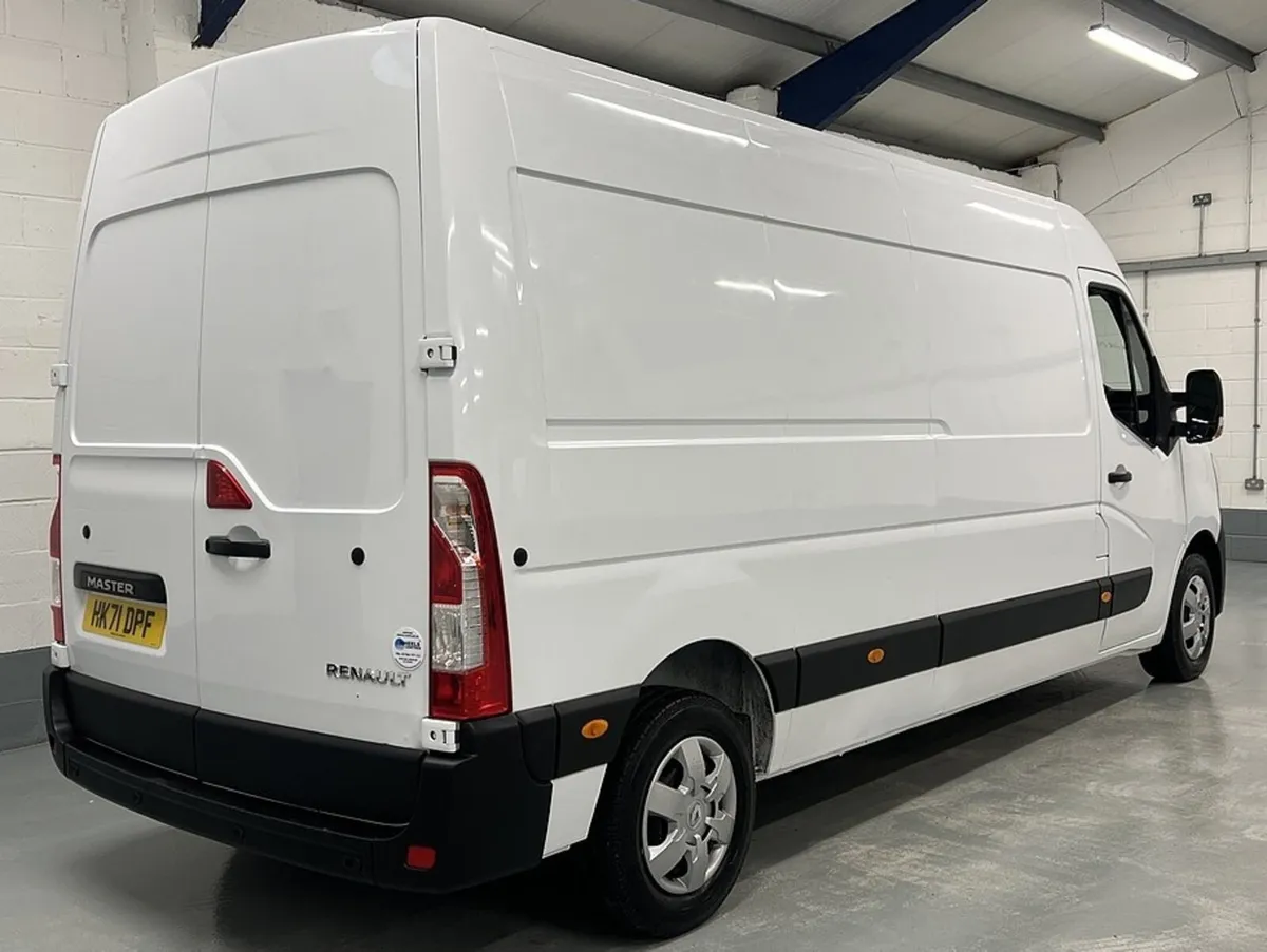 2021 Renault Master Medium Roof Panel Van - Image 2