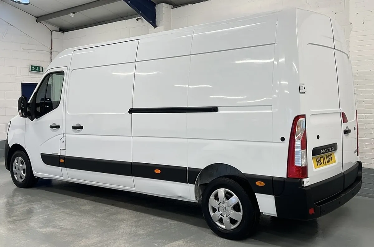 2021 Renault Master Medium Roof Panel Van - Image 4