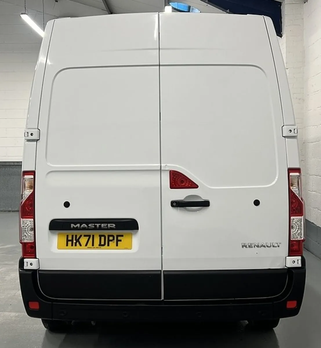 2021 Renault Master Medium Roof Panel Van - Image 3