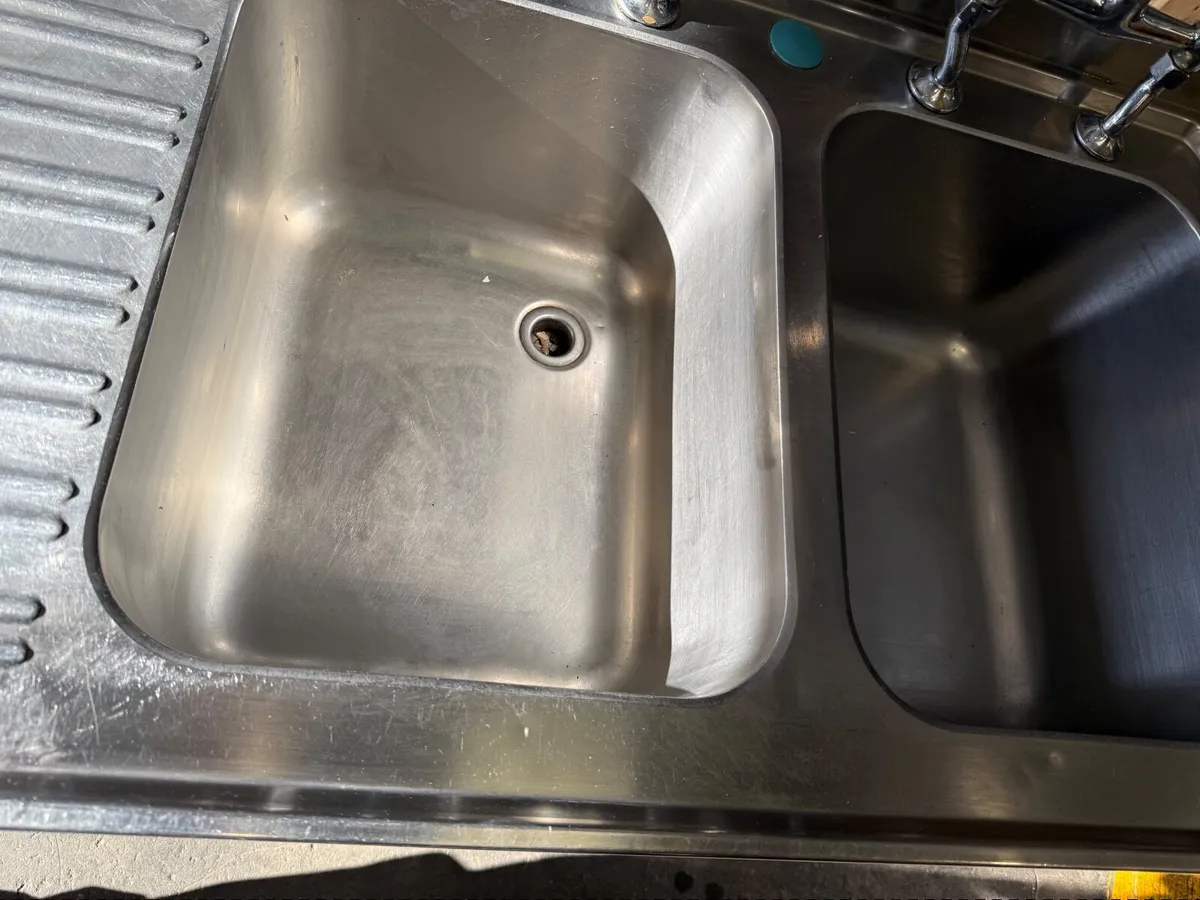 Stainless steel sinks and tables - Image 2