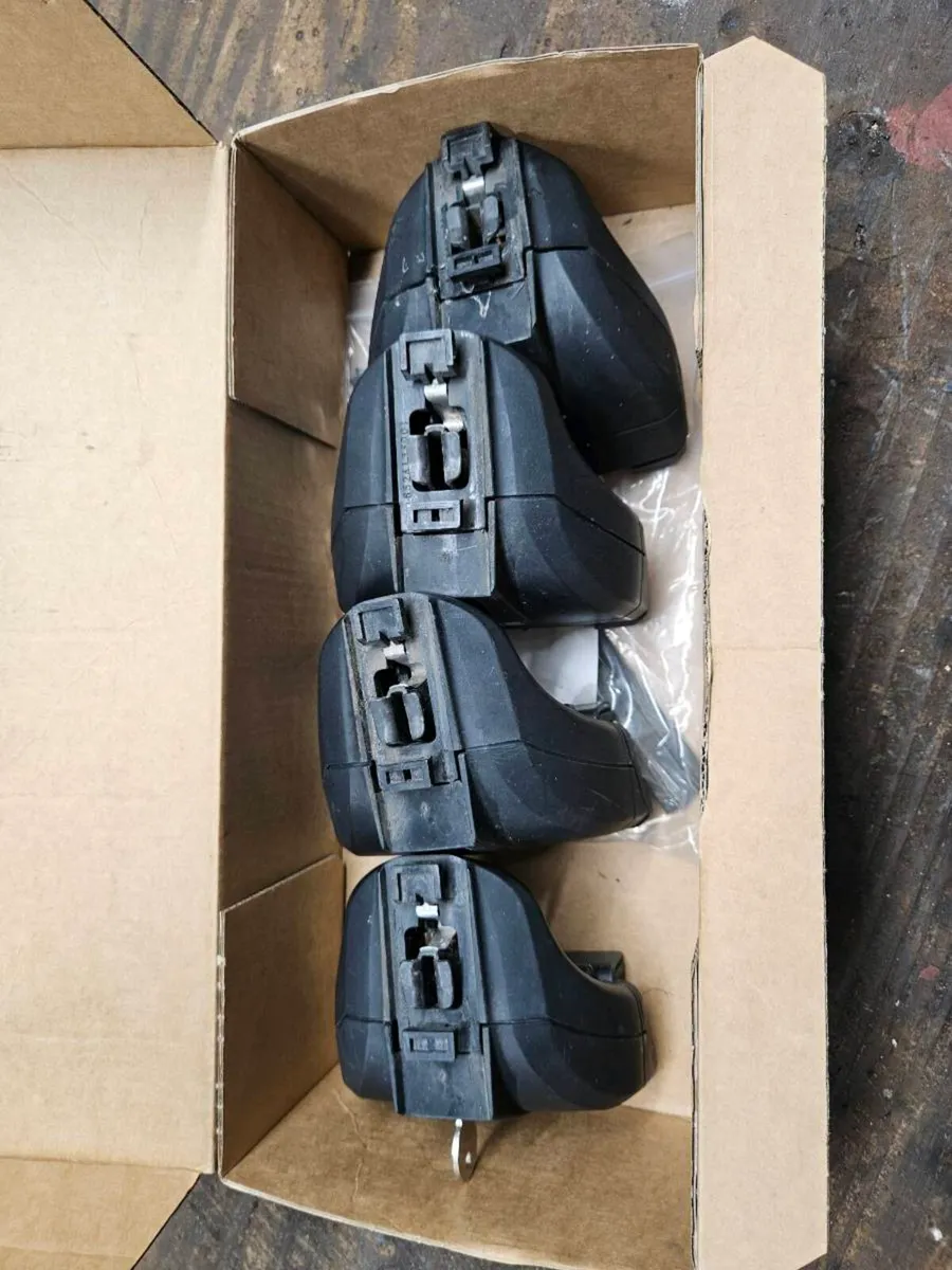 Thule roof bars mounting kit for raised roof rails - Image 4