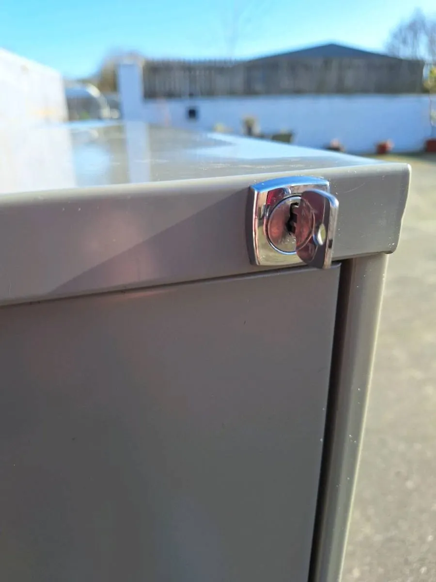 Four drawer metal filing cabinet with key - Image 2