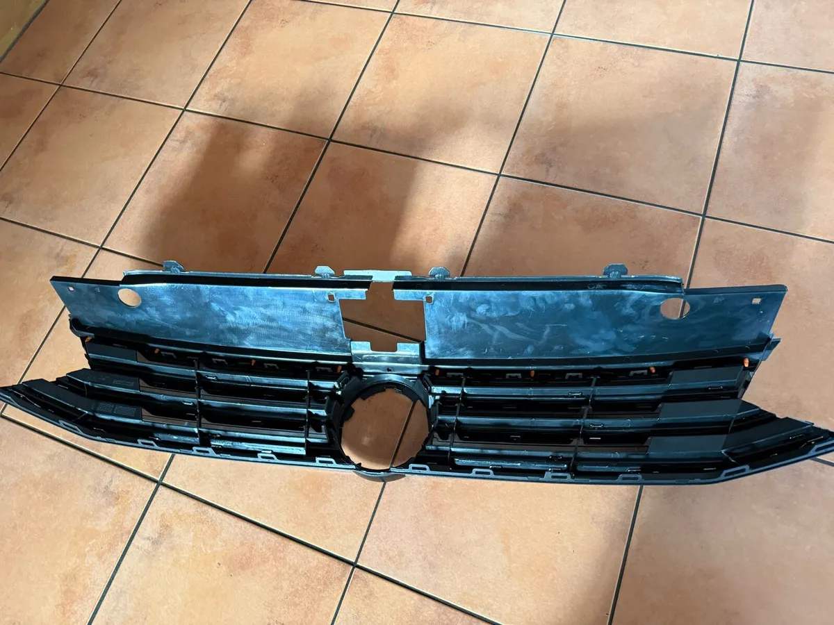 Passat B8 front grille - Image 4