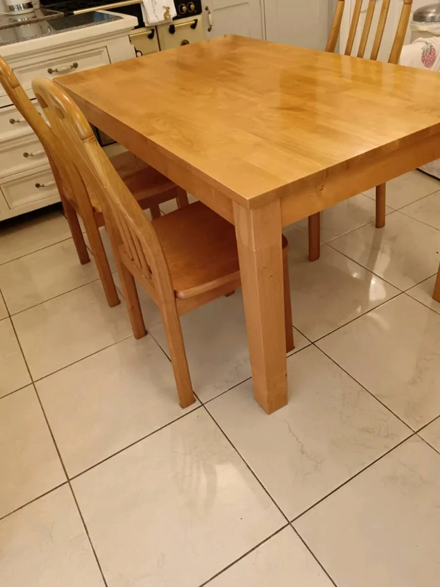 Table and chairs - Image 1