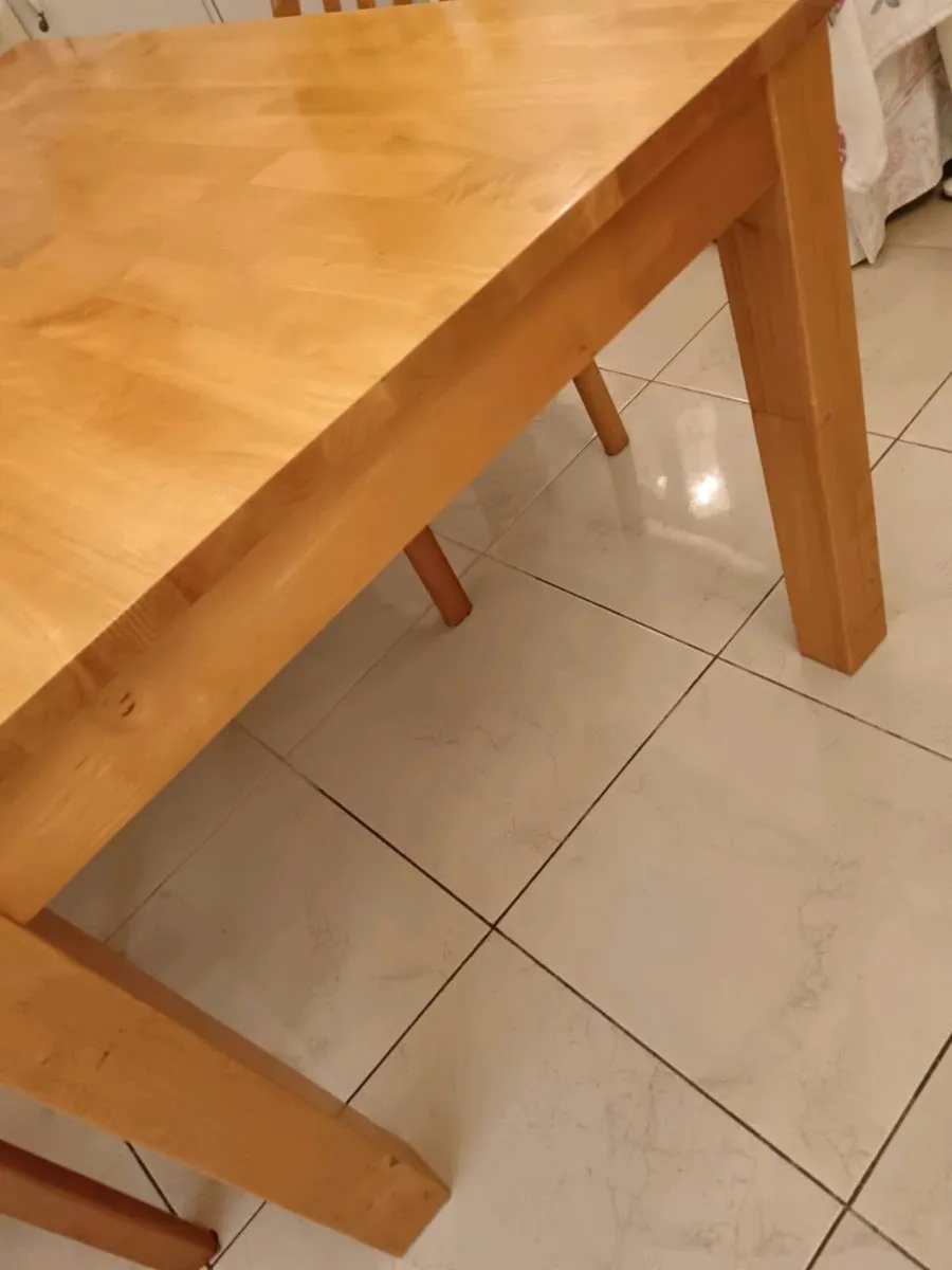 Table and chairs - Image 3