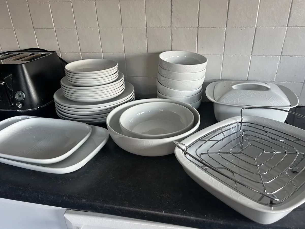 Set of dishes, cookware and serving dishes - Image 1