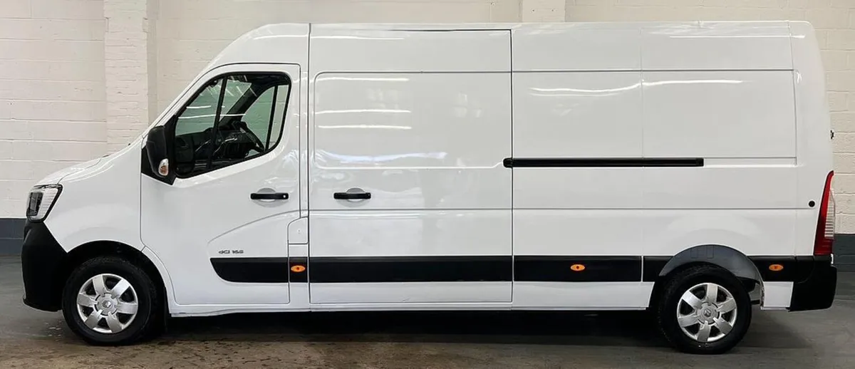 2023 Renault Master Medium Roof Panel Van - Image 3