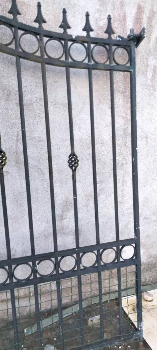 Steel house gate comes in 2 parts - Image 1