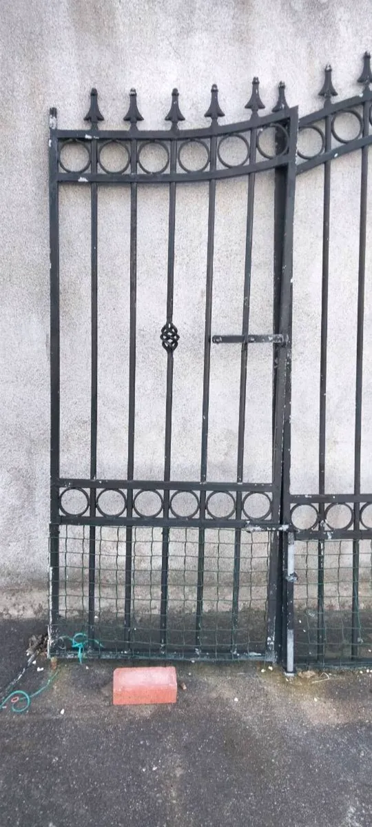 Steel house gate comes in 2 parts - Image 2
