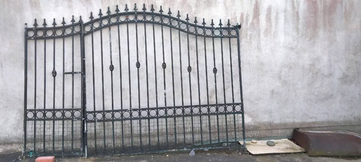 Steel house gate comes in 2 parts - Image 3
