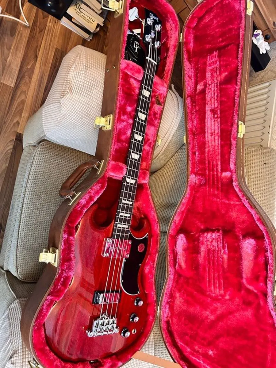 Gibson SG Bass with Fender Rumble 100w Bass Amp. New . - Image 3