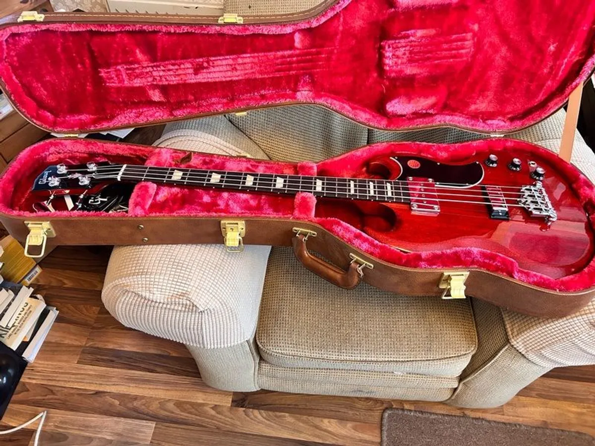 Gibson SG Bass with Fender Rumble 100w Bass Amp. New . - Image 4