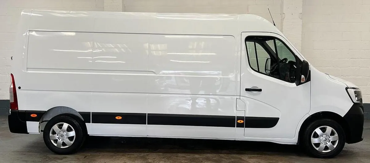 2023 Renault Master Medium Roof Panel Van - Image 4