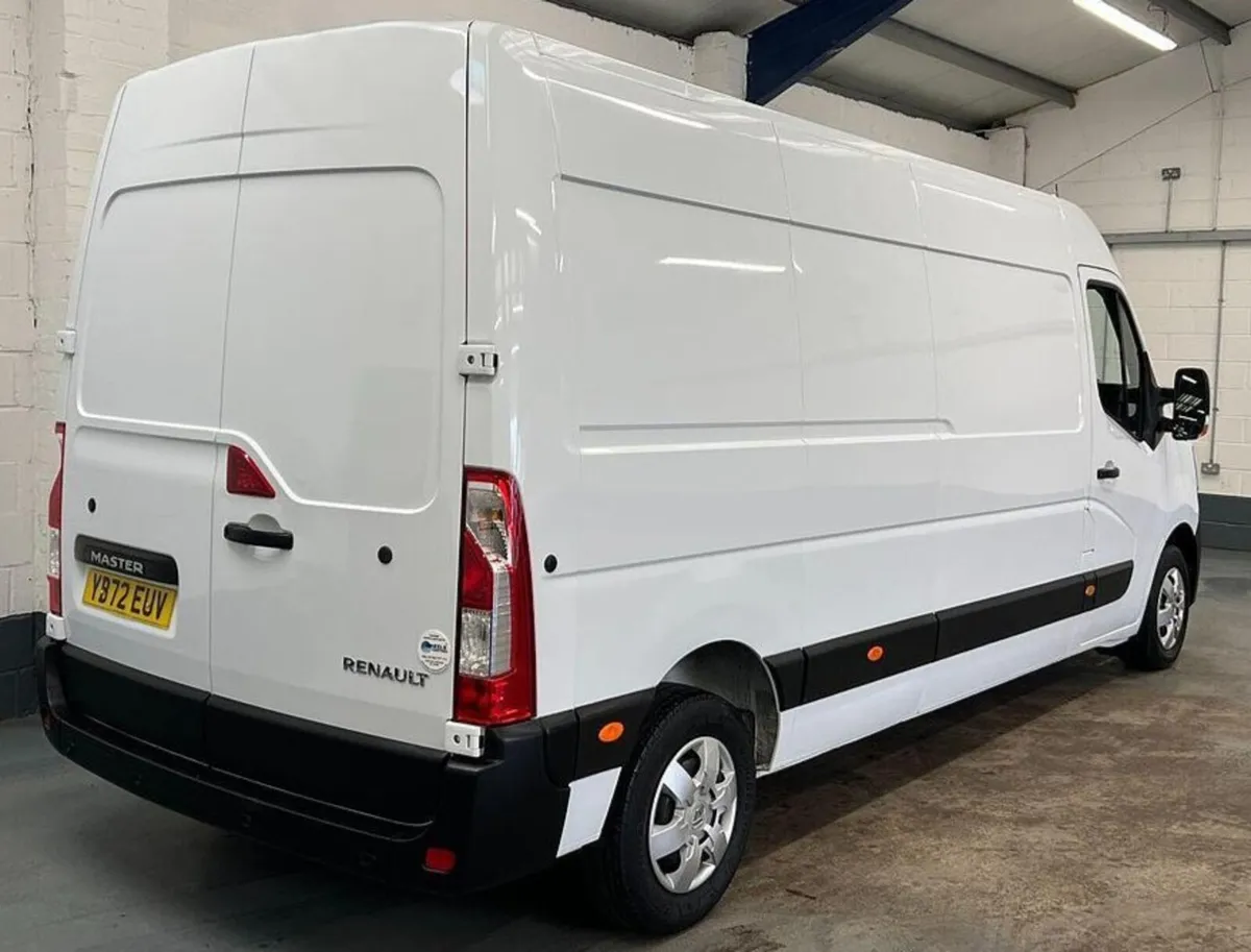 2023 Renault Master Medium Roof Panel Van - Image 3