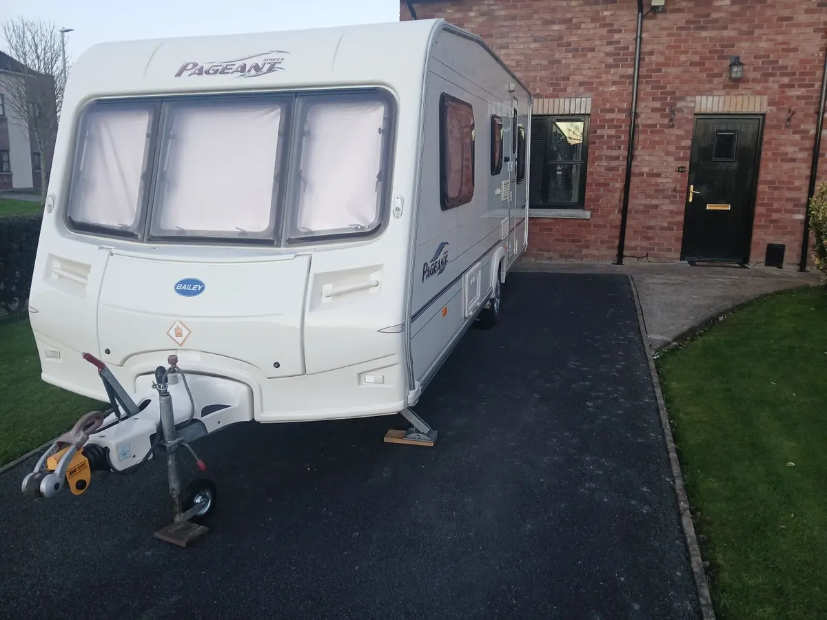 Bailey pageant  excellent condition 5 birth 💯 💥 - Image 1