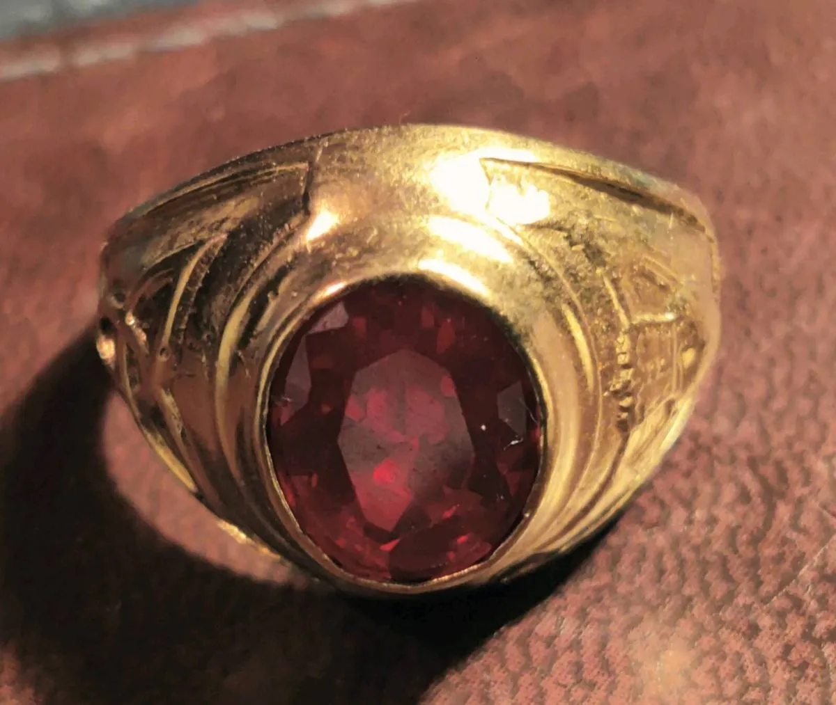 GARNET CELTIC COLLEGE, 9CT Gold 6.06g Vintage Ring - Image 1