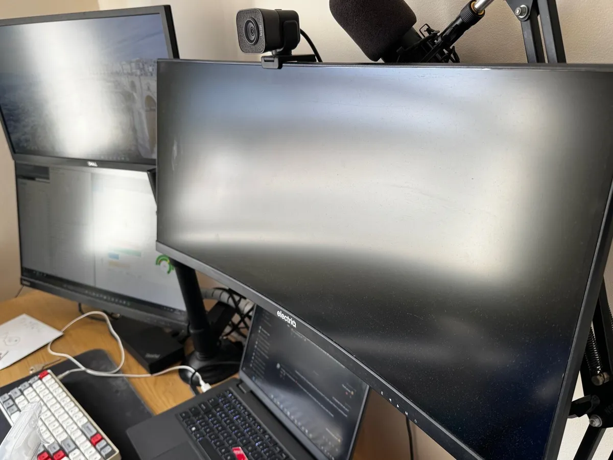 Triple Monitor Setup – Ultrawide + 27” + Arm - Image 1