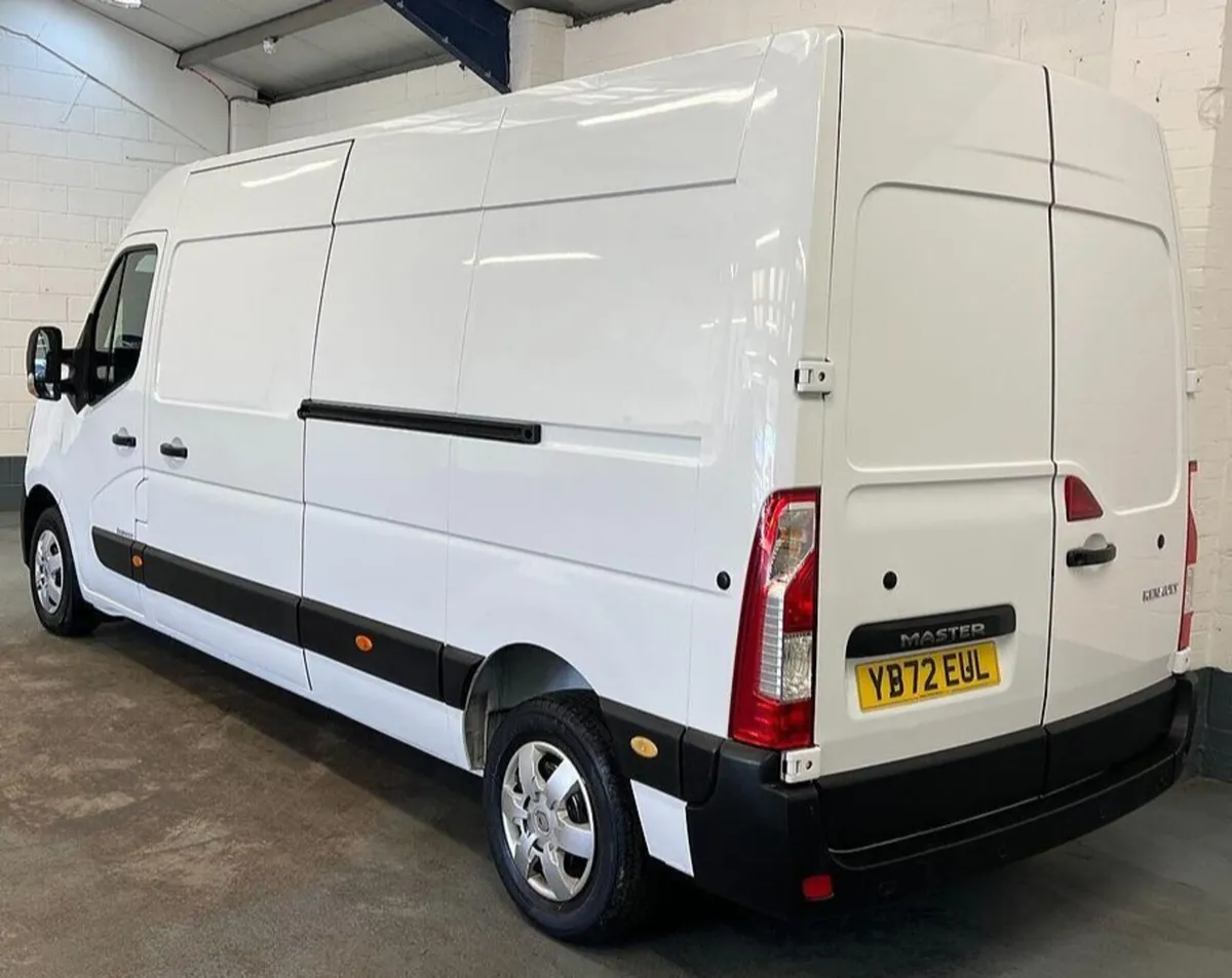 2023 Renault Master Medium Roof Panel Van - Image 2